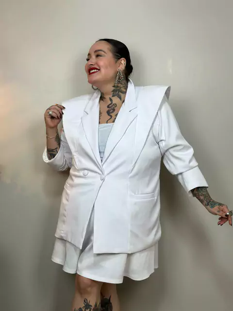 Blazer com detalhes no ombro na coe Branca