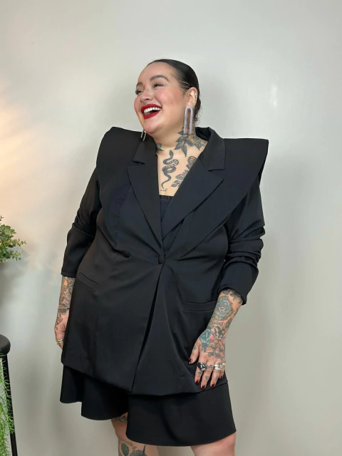 Blazer com detalhes nos ombros cor preto