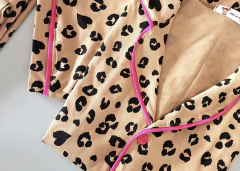 Pijama americano onça e pink na internet