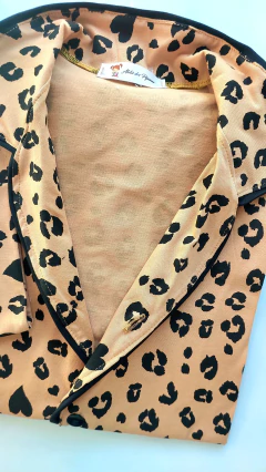 Pijama americano onça e coração preto na internet