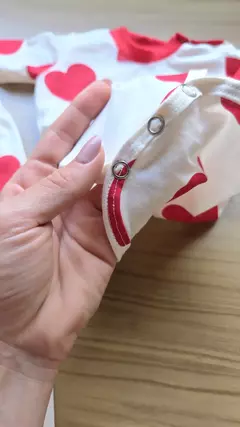 Imagem do Pijama bebê coração vermelho
