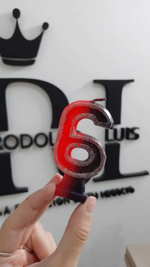 VELA NUMEROTE DE PARAFINA ROJO Y NEGRO CON GIBRE - comprar online