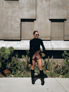 BLUSA CAROL ASSIMÉTRICA PRETA - loja online