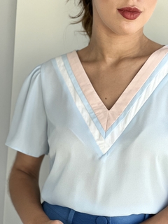 BLUSA GOLA BICOLOR AZUL - comprar online