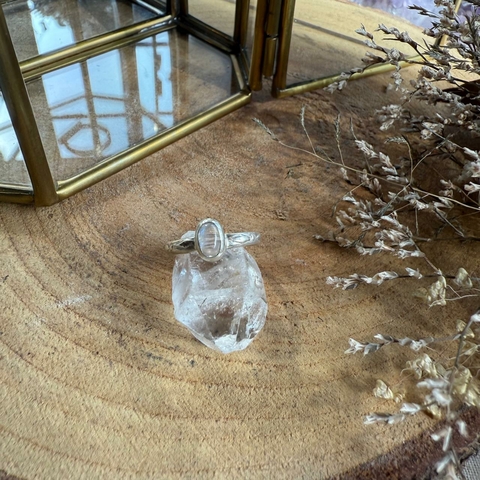 * Anel Pedra da Lua Prata 950 (número 11 - leitoso) - Madre Luna Joias