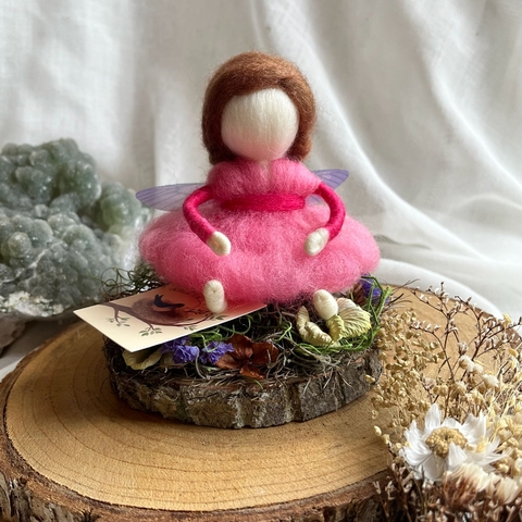 * Fadinha sentada no tronco (cores) - Ateliê Lis