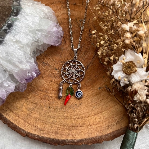 Colar Filtro dos Sonhos Prateado com Patuás (40cm)