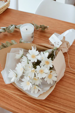 RAMO MARGARITA CREMA - by florecer