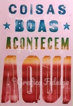 Coisas Boas Acontecem Aqui 66x96cm - comprar online