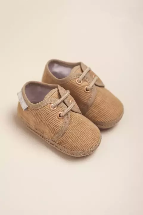 Zapatito de corderoy con ojal y cordon
