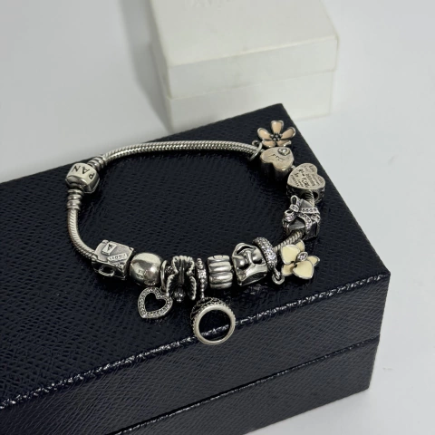 Pulseira Pandora + 12 Berloques Pandora