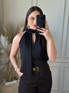 Blusa Lívia preta na internet