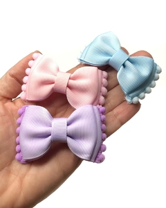 Laço gravatinha com pompom
