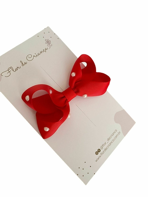 Presilha de bebê vermelho com pérolas