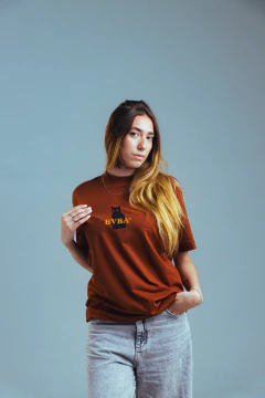 Camiseta Boxy Oversized Avelã - Sussurro invisível na internet