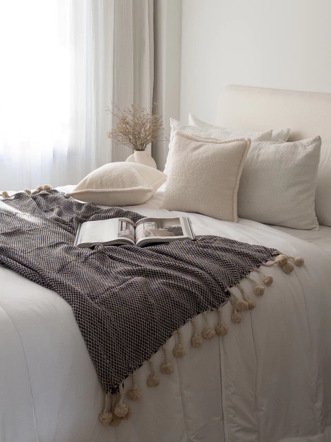 Manta Negra c/ Borlas GHI-63 - comprar online