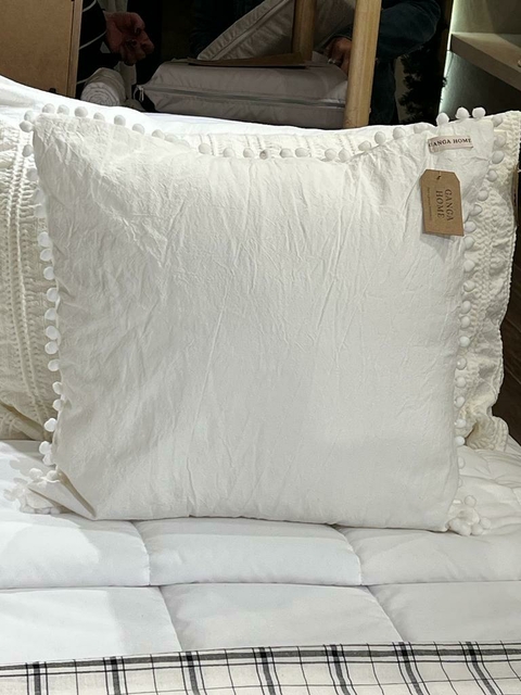 Funda Pompones Off White 50x50