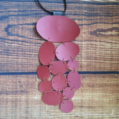 Colar Babador Em Courinho - Lullis Praia e Cia