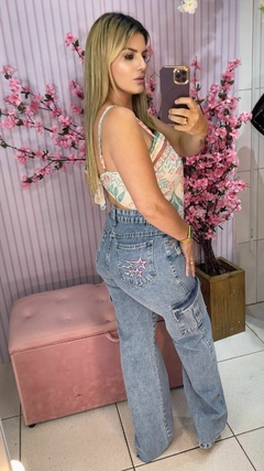 Calça Jeans Cargo Faixa Rosa na internet