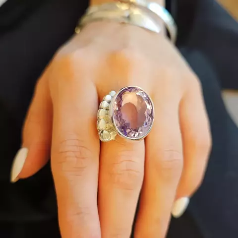 ANILLO EXCLUSIVO CON AMATISTA FACETADA