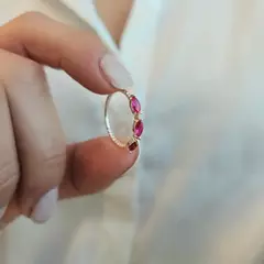 ANILLO LABRADO CON CUBICS ROJOS - comprar online