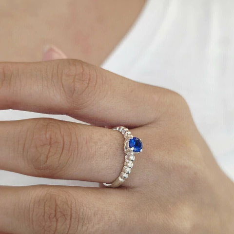 ANILLO LABRADO CON CUBIC AZUL