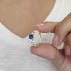 ANILLO LABRADO CON CUBIC AZUL - comprar online
