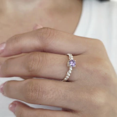 ANILLO LABRADO CON CUBIC VIOLETA