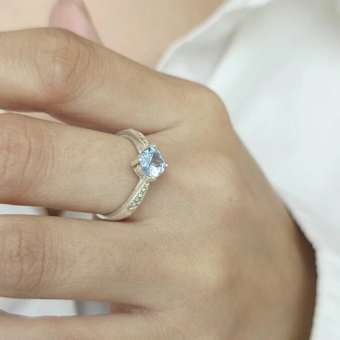 ANILLO CON CUBIC CELESTE