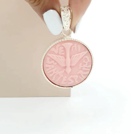 DIJE ESPIRITU SANTO CON RESINA ROSA 37 MM