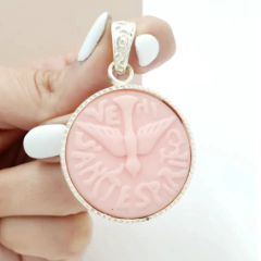 DIJE ESPIRITU SANTO CON RESINA ROSA 37 MM - comprar online