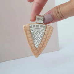 DIJE PUNTA DE FLECHA DE RESINA NUDE Y PLATA LABRADA