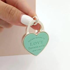 DIJE CORAZON DE TIFFANY EN RESINA VERDE CON TORZO LABRADO