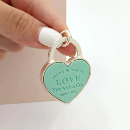 DIJE CORAZON DE TIFFANY EN RESINA VERDE CON TORZO LABRADO