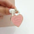 DIJE CORAZON DE TIFFANY EN RESINA ROSA CON TORZO LABRADO