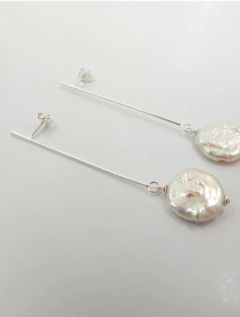 PASATE CON COLGANTE DE PALO Y PERLA - comprar online
