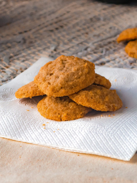 Masitas de nuez apiladas sobre una servilleta blanca, con textura dorada y crujiente.