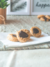 Pepitas veganas con corazón de chocolate sobre una servilleta blanca, decoradas con un fondo natural.