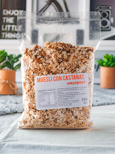 Paquete de muesli con castañas de cajú Hausbrot, mostrando ingredientes y información nutricional.