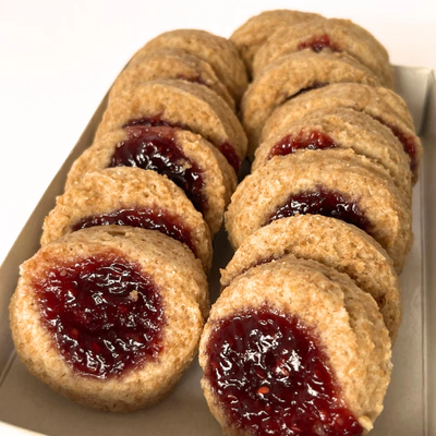 Galletitas integrales de frambuesa orgánicas veganas sobre una bandeja.