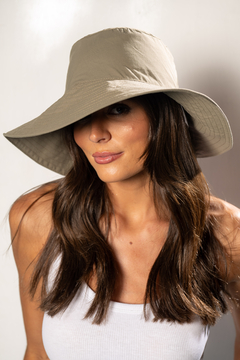 CHAPEU COM PROTEÇÃO UV ESMERALDA REGULÁVEL CÁQUI - comprar online