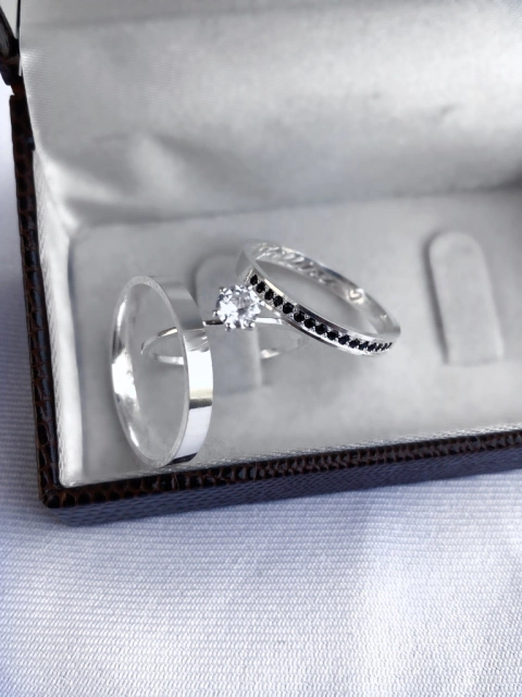 Aliança de namoro lisa com pedras Duo 2,5mm (LEIA A DESCRIÇÃO)