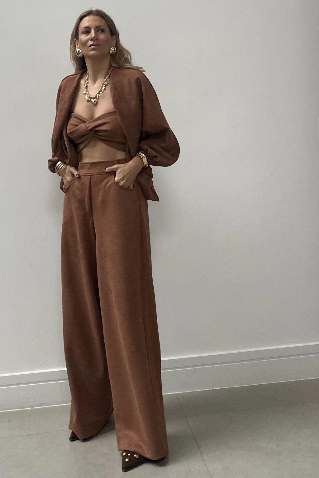 Calça Corte Alfaiataria Suede Scuba Camelo