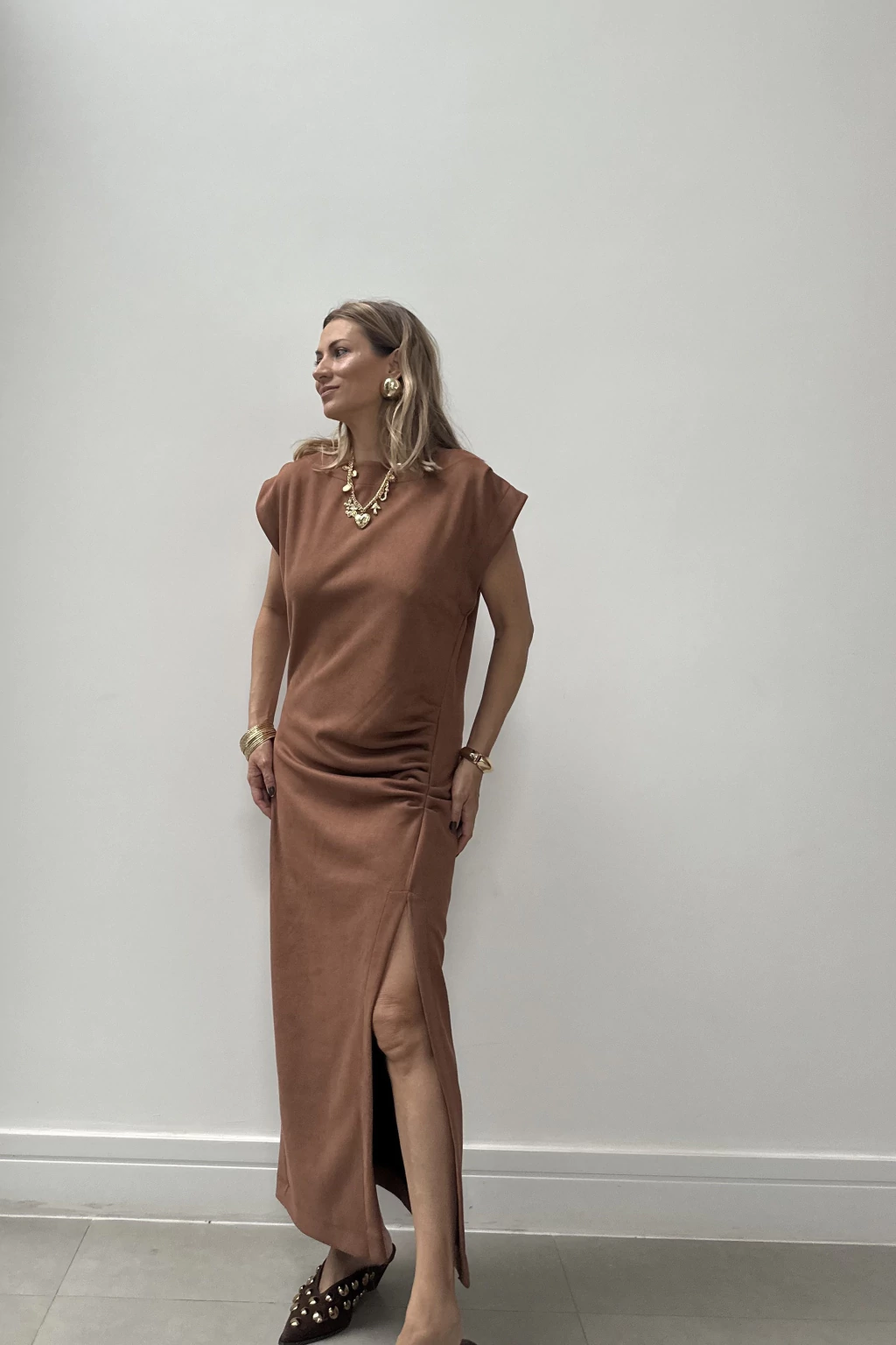 Vestido Fenda Suede Scuba Camelo