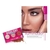 Paleta Trio Highlight Iluminador Facial da Dermachem com três tons de iluminador e modelo aplicando o produto no rosto.