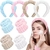 Conjunto de acessórios para skincare, incluindo tiaras, presilhas, elásticos e pulseiras em várias cores, com uma jovem aplicando produto no rosto.