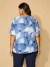 Blusa de tecido estampado, gola "V" na internet