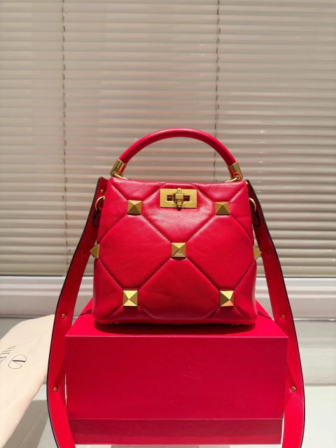 Bolsa Valentino Garavani na internet