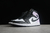 Nike Air Jordan 1 Mid na internet