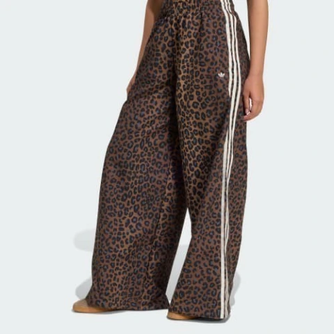 Calça Adidas Oversized Leopard Firebird